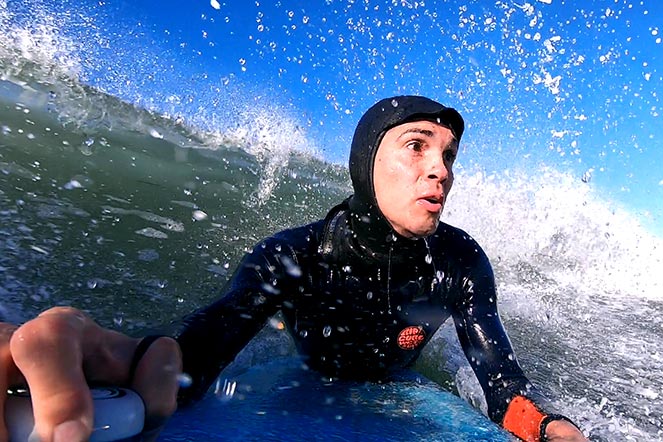 Jacob surfant, du point de vue de la GoPro installée sur sa planche de surf
