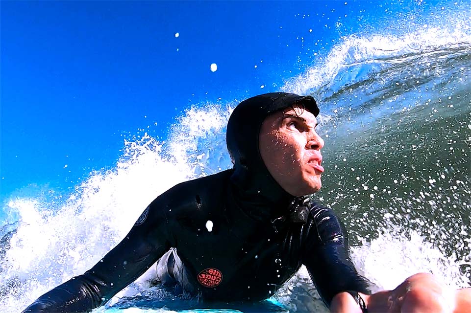 Jacob surfant, du point de vue de la GoPro installée sur sa planche de surf