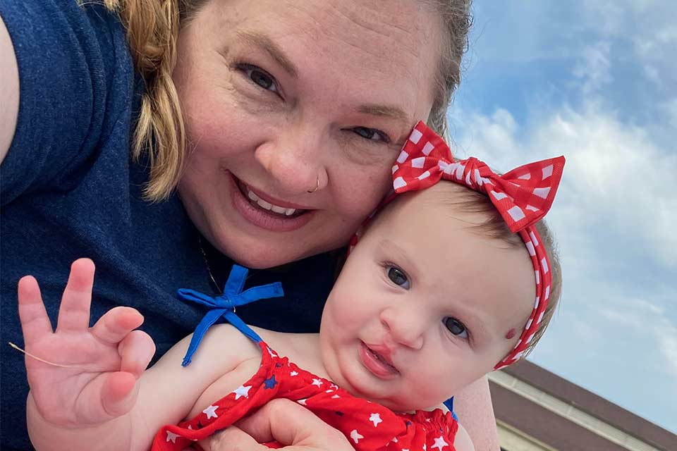 Charlie Gail y su mamá al aire libre sonriendo 