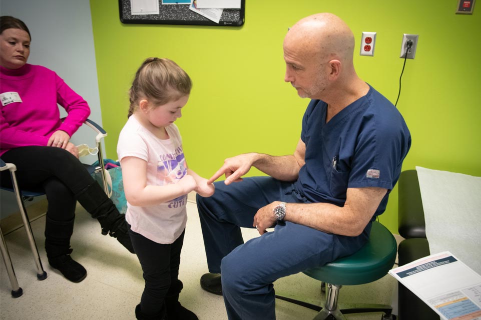 Un patient avec un médecin qui examine sa main