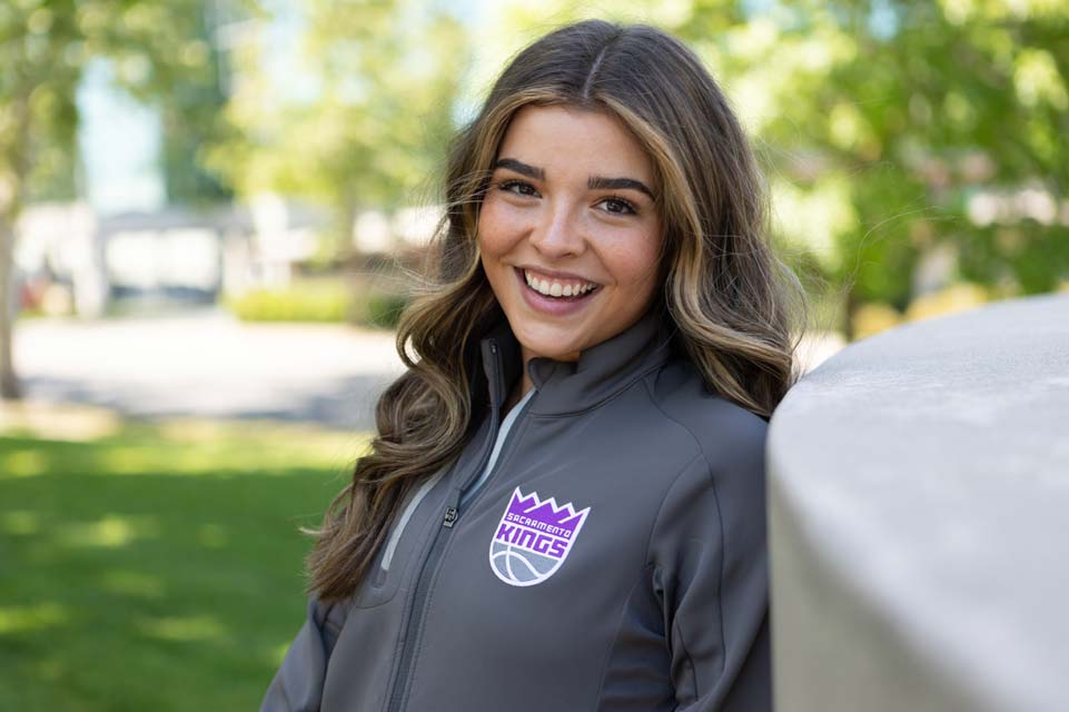 Emmy porte une veste avec le logo des Sacramento Kings