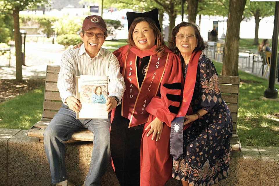 Sarah avec ses parents, Sarah portant une robe de graduation