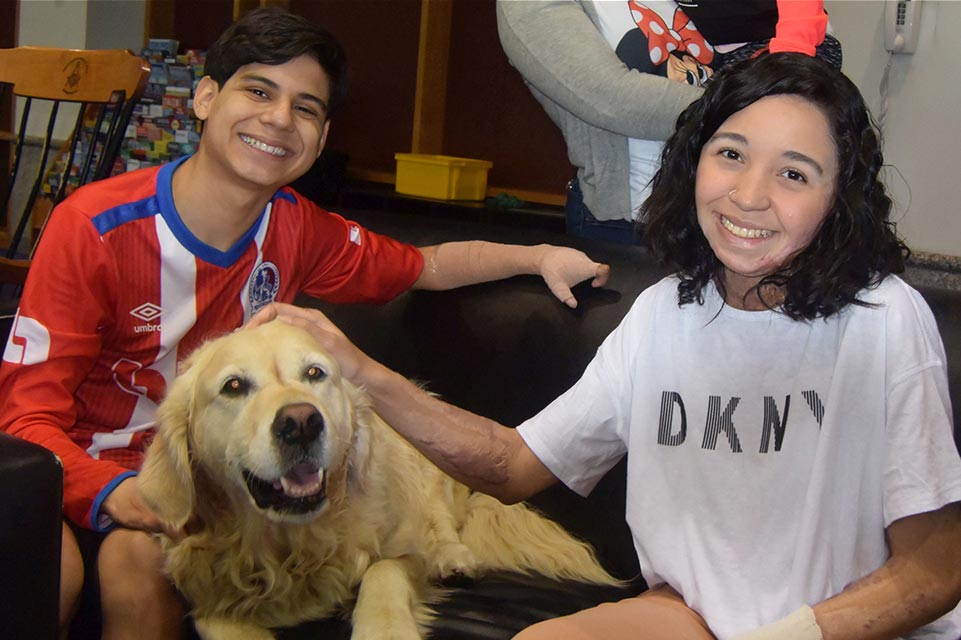 Juan Diego et une patiente avec un chien de zoothérapie