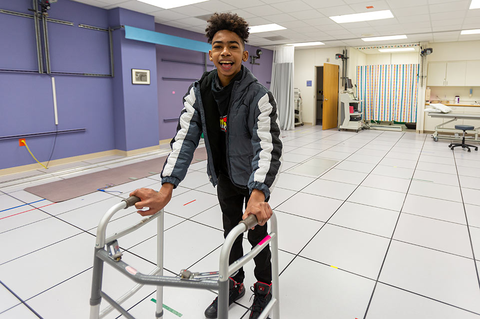 Matteo avec un déambulateur dans un Centre d’analyse du mouvement