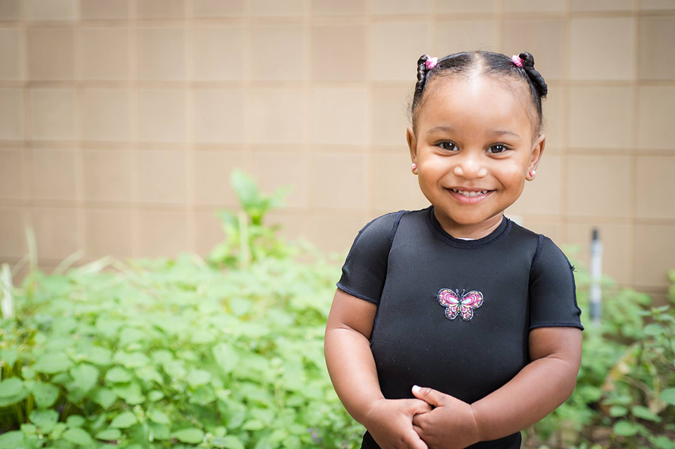 Niña feliz y sonriente al aire libre