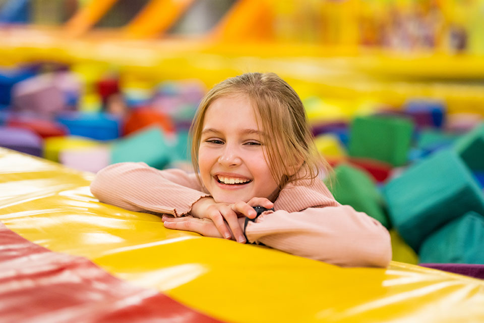 Jeune femme au parc de trampoline