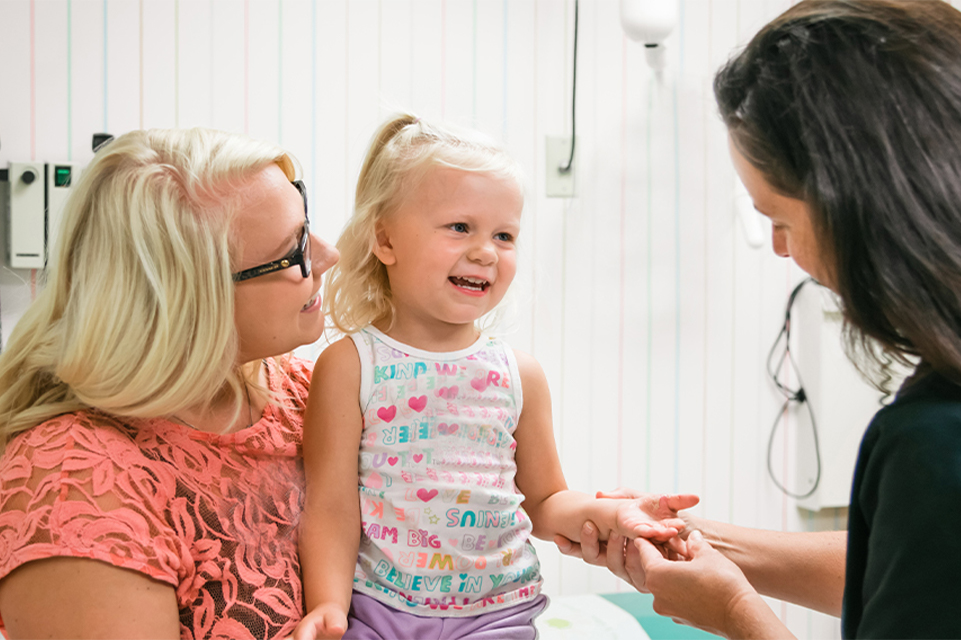 patient heureux avec un médecin