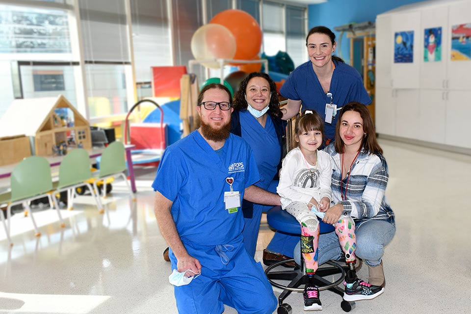 Un patient international avec ses parents et le personnel hospitalier