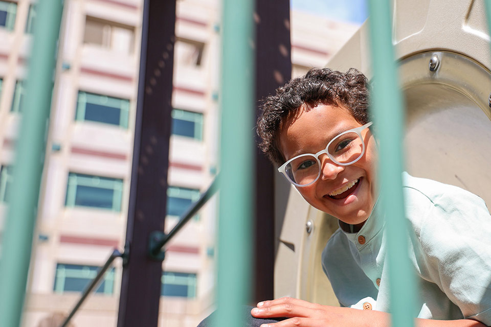 Niño sonriendo en el área de juegos