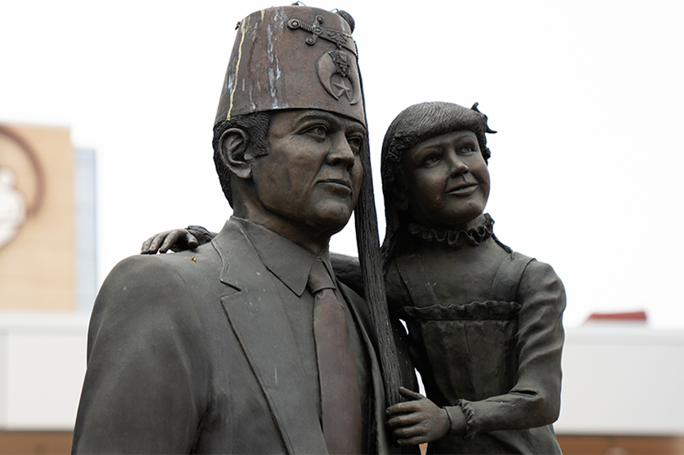 une statue avec logo shriners à l’extérieur