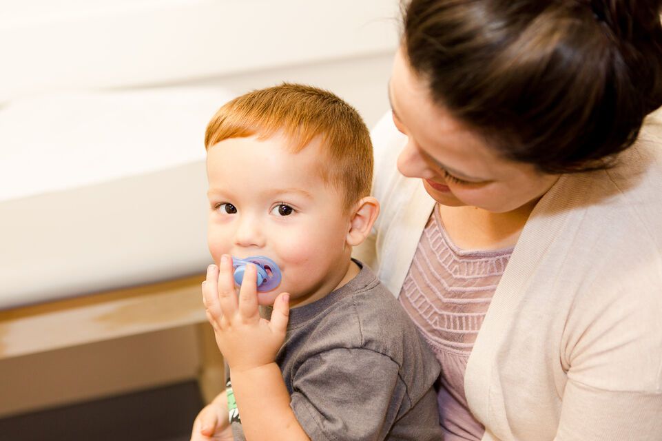 une maman tenant un patient