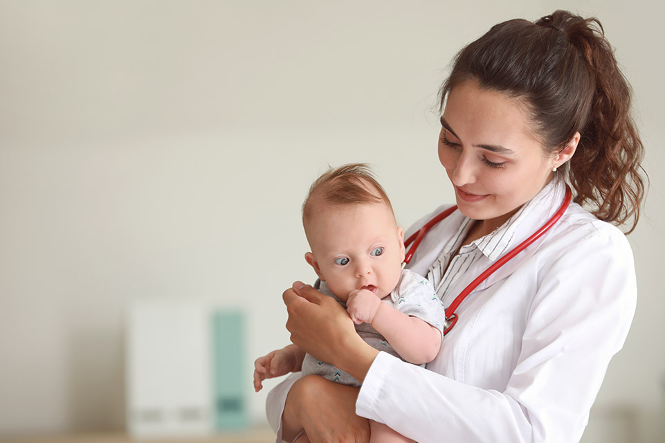 un médecin examine un bébé