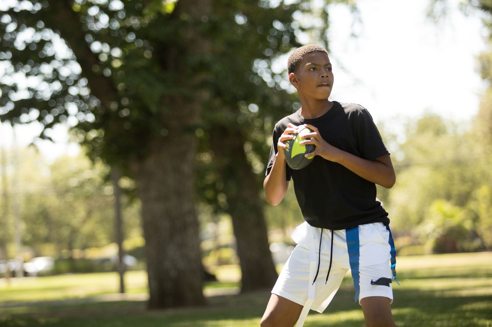 un patient lançant un ballon de football