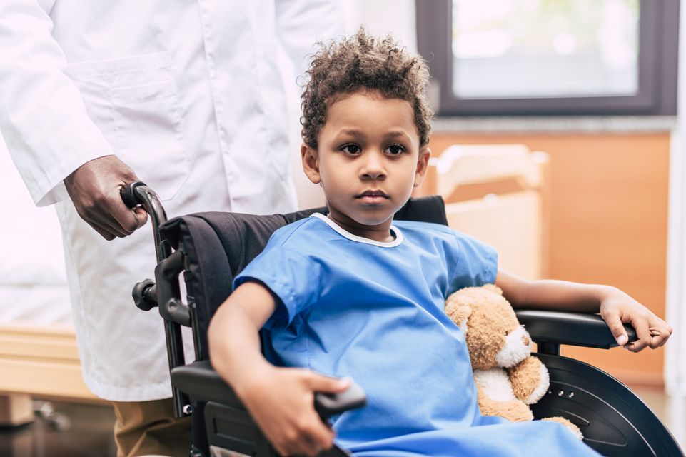 un patient en fauteuil roulant