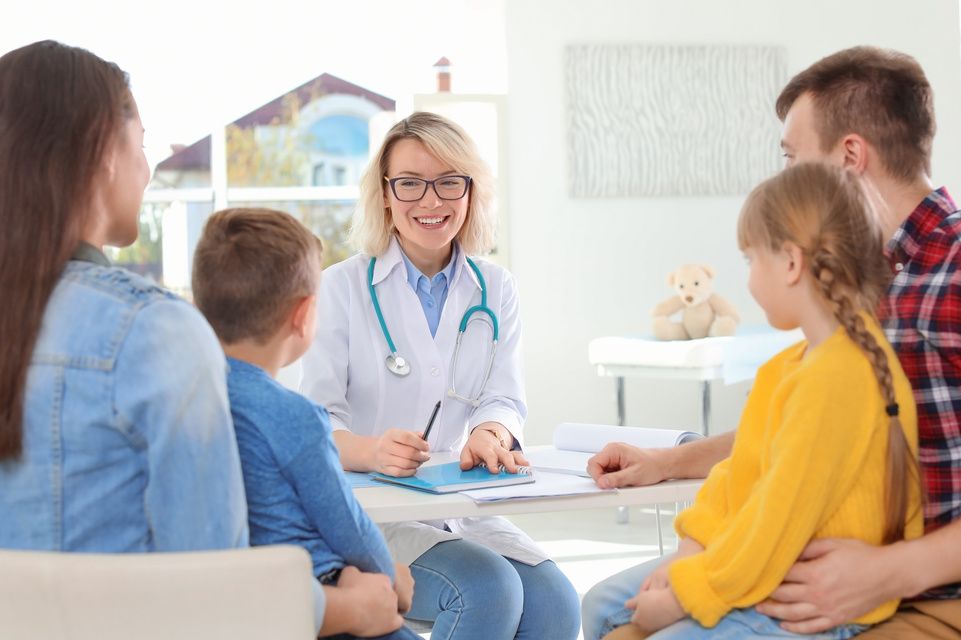 familia hablando con el médico