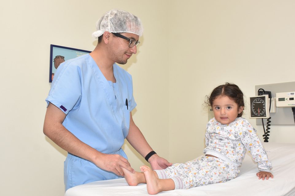 Un médico examina a una paciente