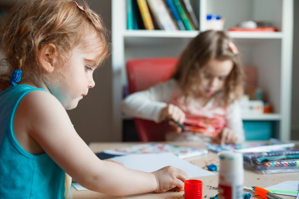 Dos pacientes de sexo femenino haciendo arte y artesanías