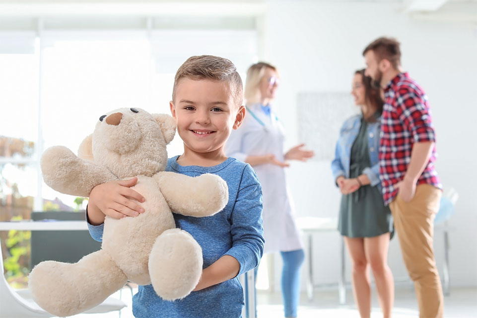 un patient, ses parents et le médecin en arrière-plan