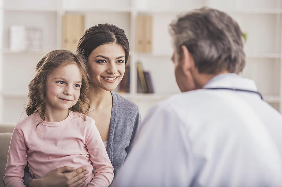 mère, fille parlant au médecin