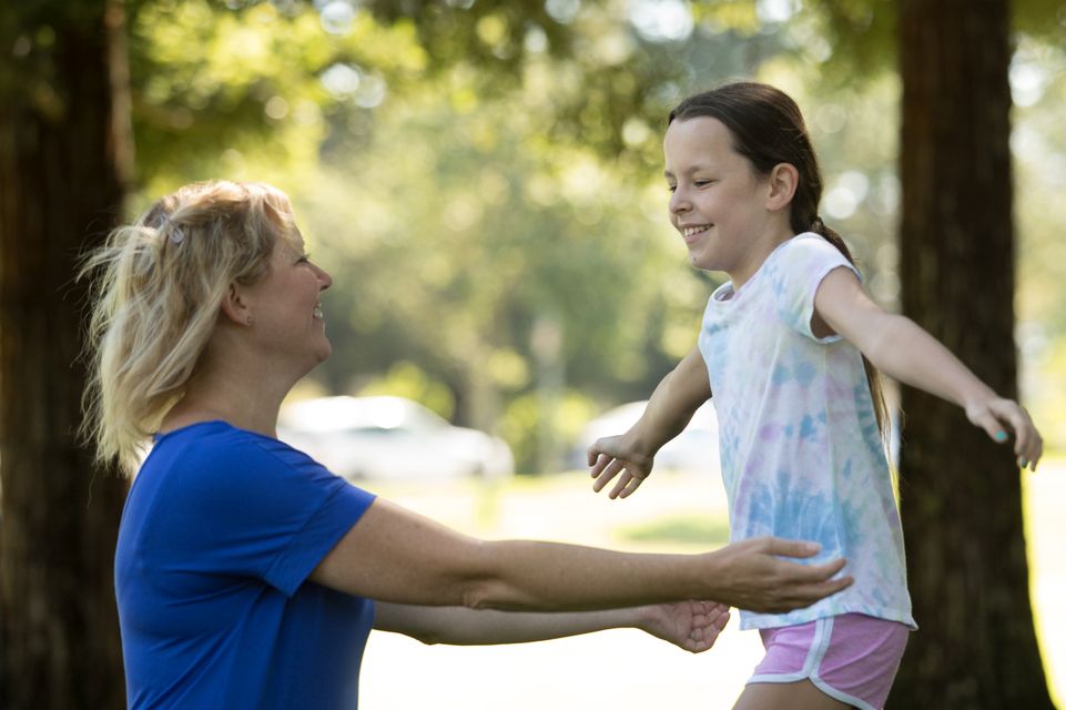 Madre e hija al aire libre sonriendo