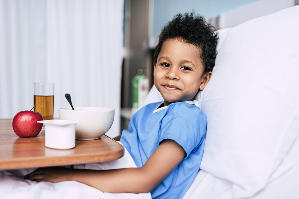 un paciente con el almuerzo en la cama del hospital