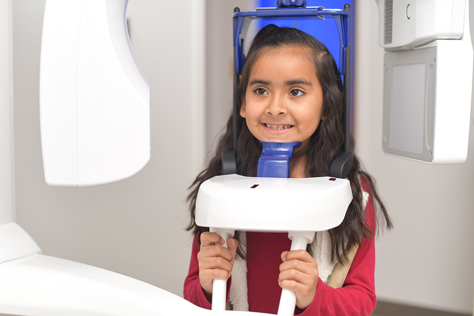 une patiente pendant un examen cranio-facial