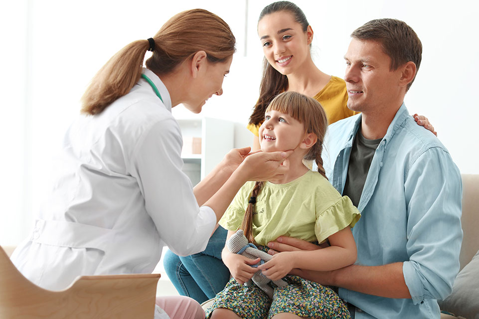 paciente y sus padres hablando con el médico