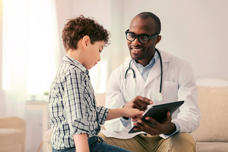 médico y paciente revisando información en una tableta