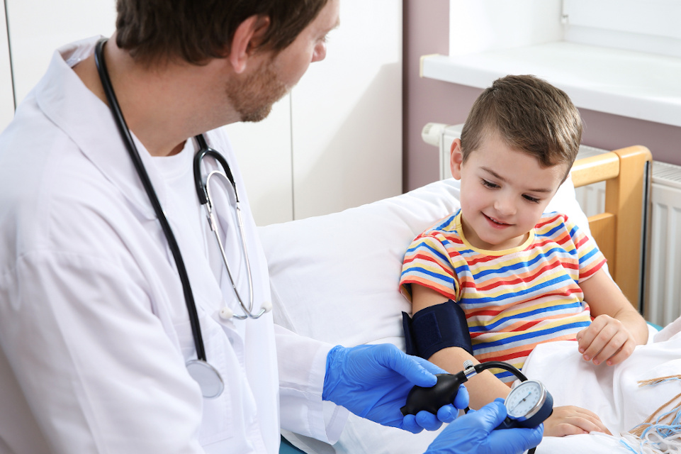 Médecin avec un patient pédiatrique avec prolapsus rectal