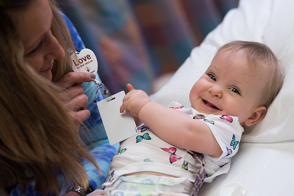 un bébé patient et fournisseur