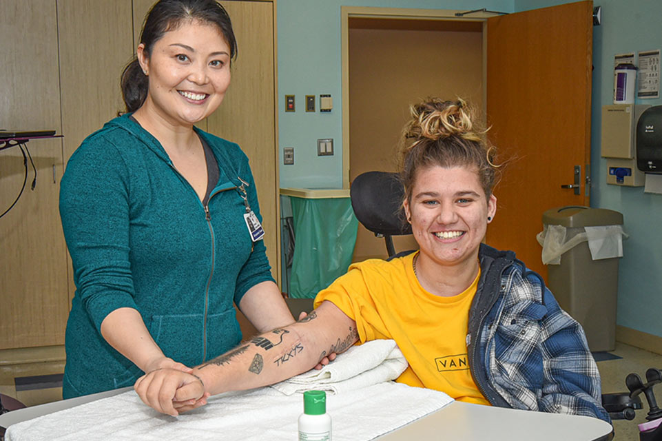 paciente y terapeuta trabajando en el brazo del paciente