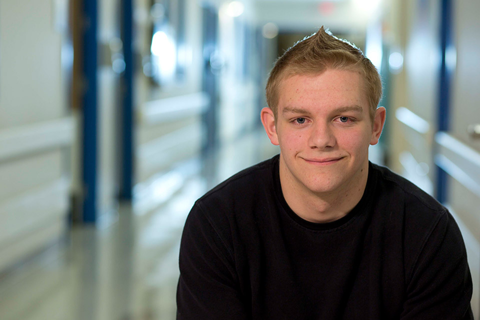 un patient dans le couloir, souriant