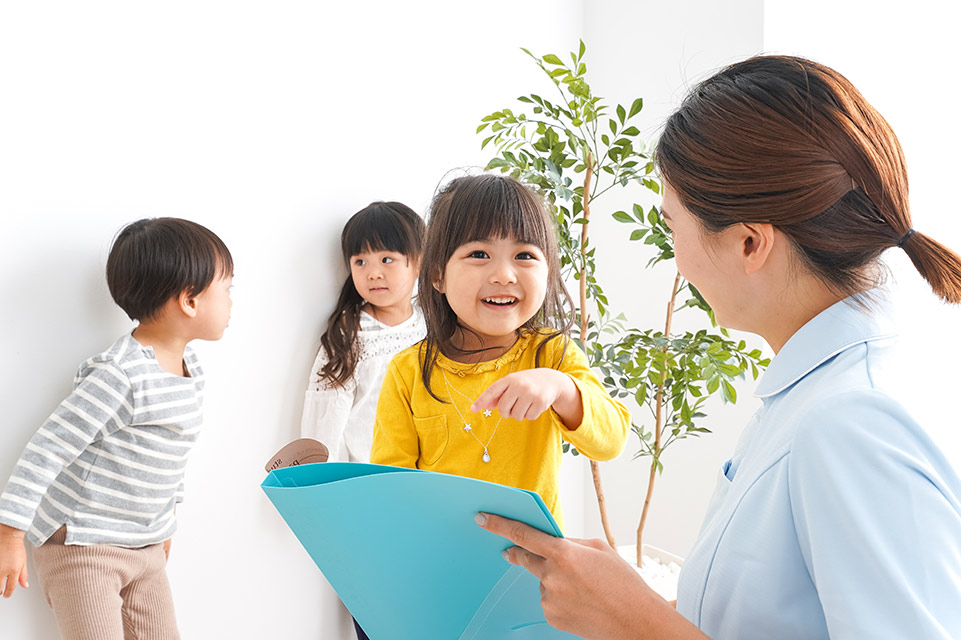 groupe d’enfants et médecin