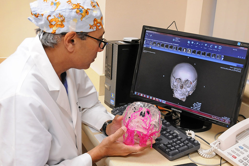 un médecin avec impression 3D de la mâchoire