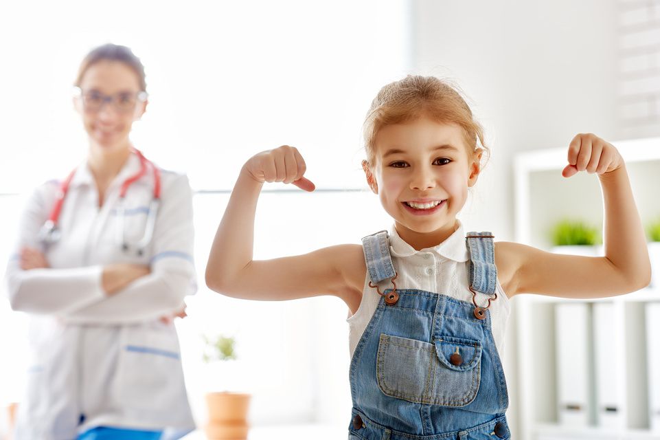 une patiente fait travailler ses muscles sous le regard d’un médecin