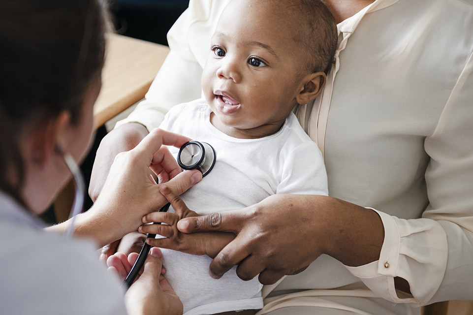 un médecin examine un enfant