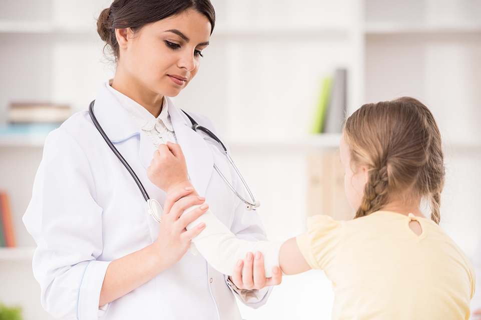 médico coloca un vendaje en el brazo de un paciente