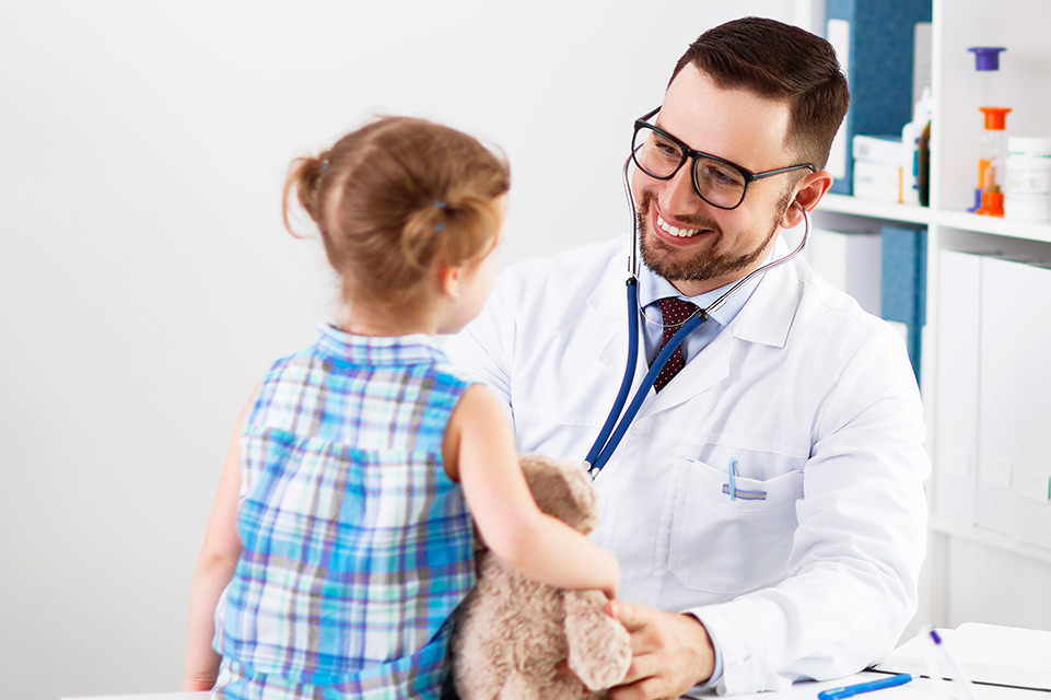 un médico hablando con un paciente