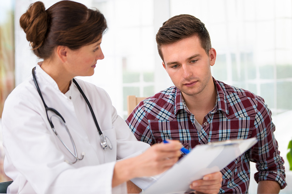 médico y paciente hablando juntos