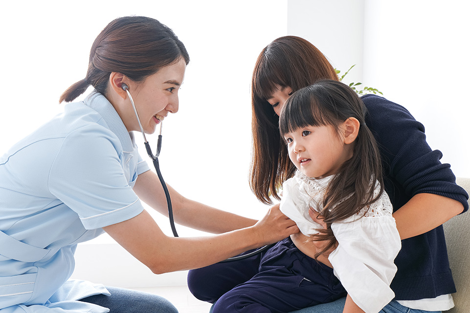 physician examines patient, mom assisting