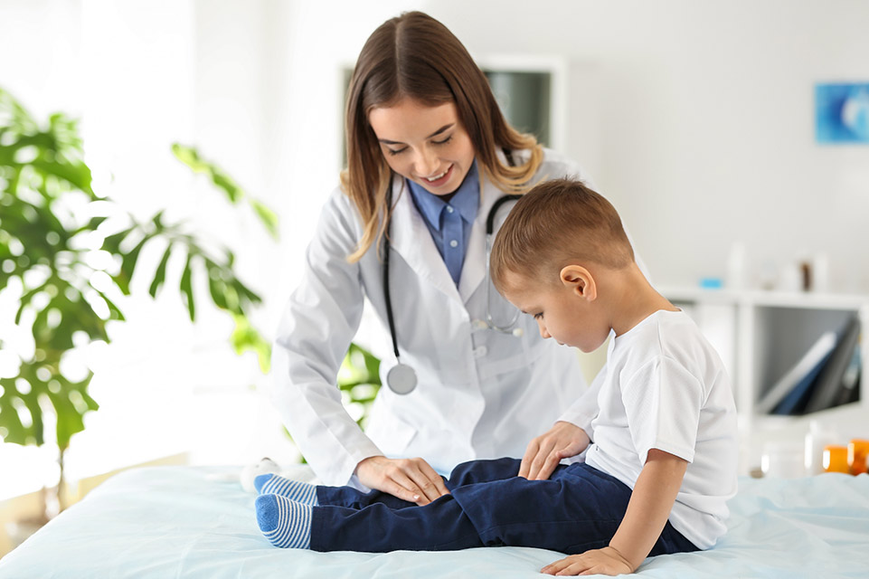 Médico examina la pierna de un paciente de sexo masculino