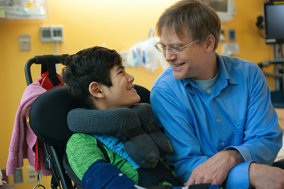 un père et le fils en fauteuil roulant