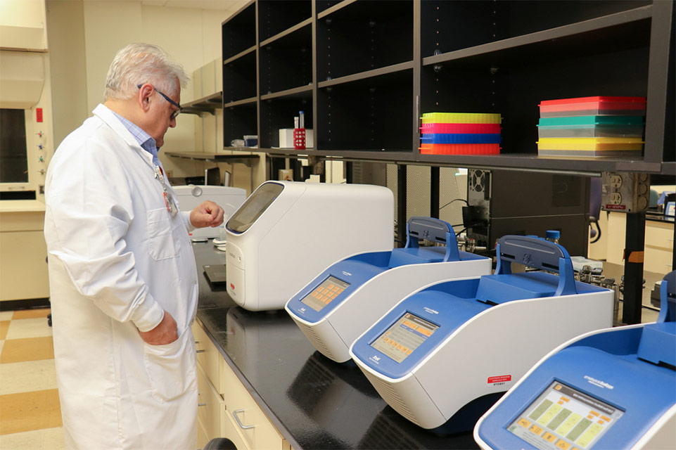 investigador en laboratorio de genómica