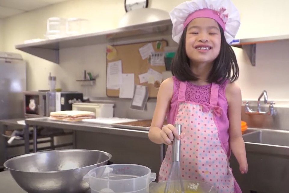 Niña en la cocina