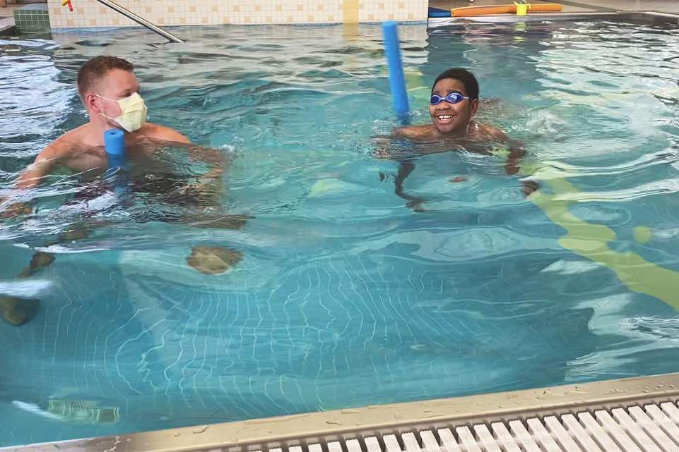 Patient et médecin dans une piscine