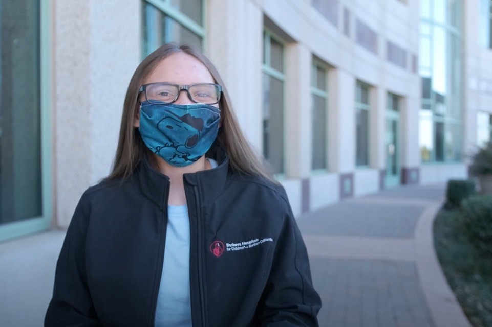 Fille avec masque 