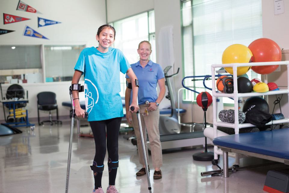 Patient avec des béquilles d'avant-bras