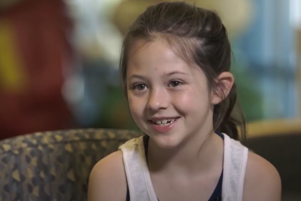 Niña pequeña sonriendo