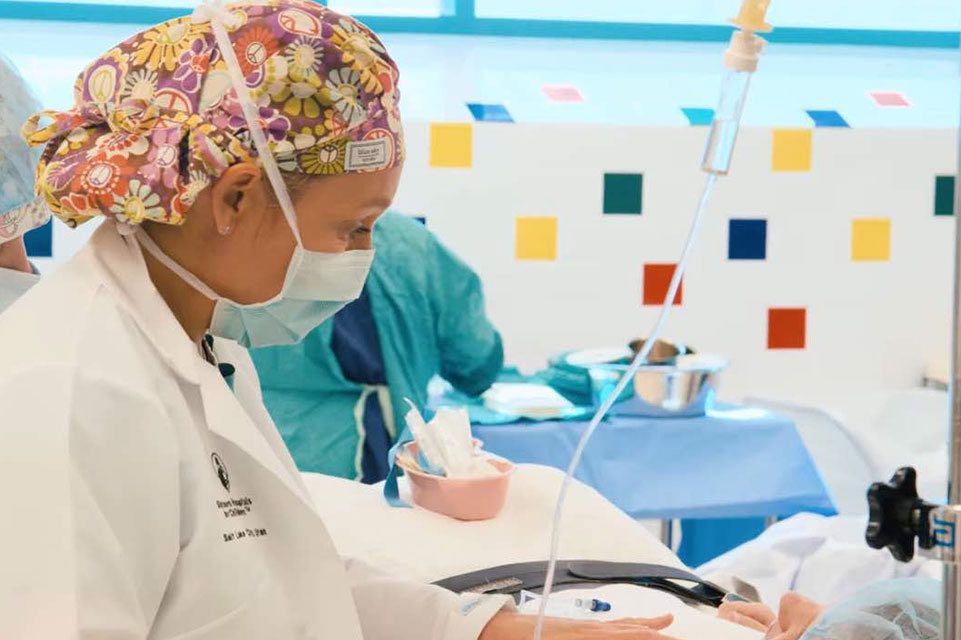 Médico junto a paciente en cirugía 