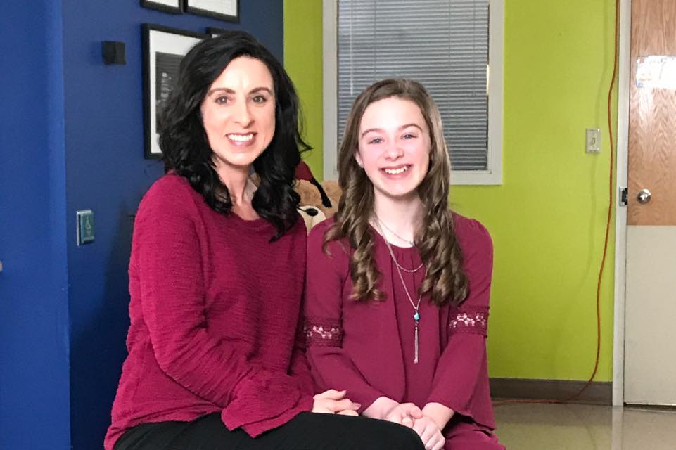 Patient souriant avec sa mère